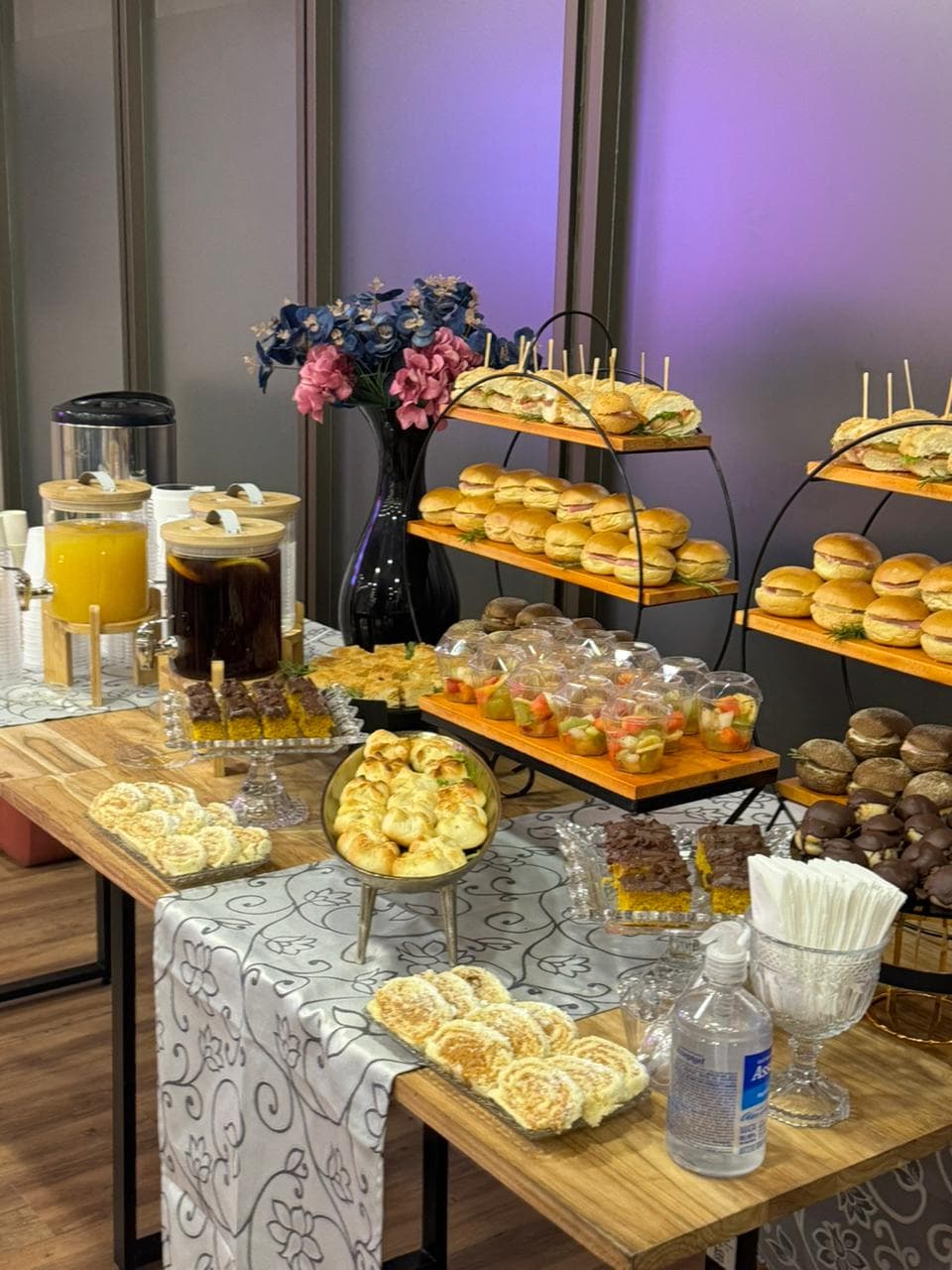 Mesa completa de buffet corporativo montada pelo Art Gastronomia.