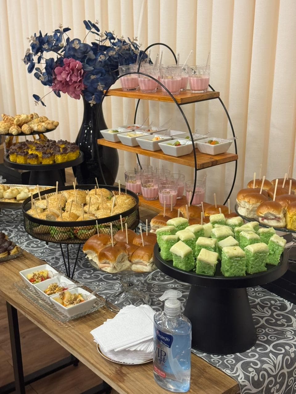 Detalhe de sanduíches e itens de coffee break corporativo do Art Gastronomia.