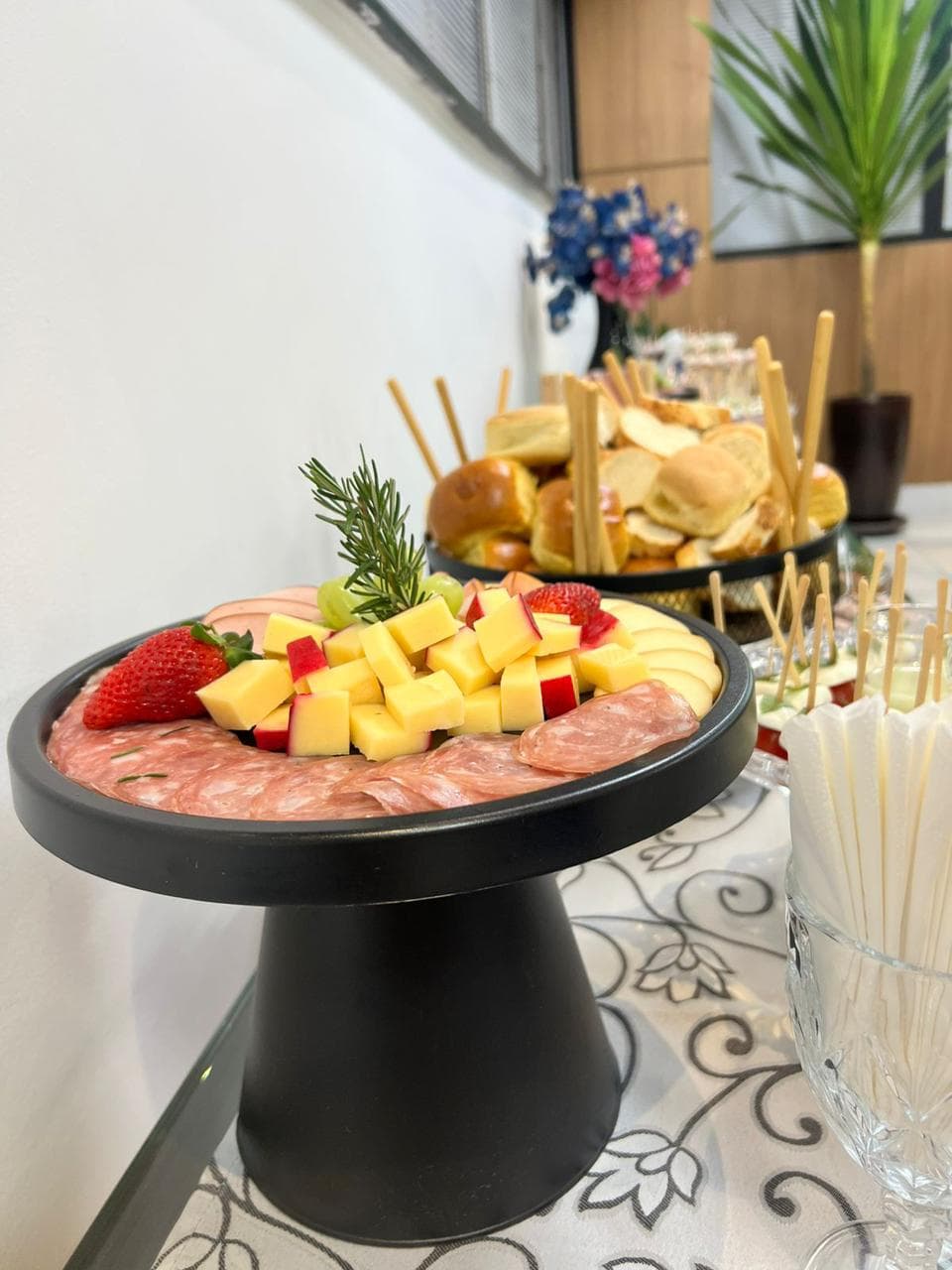 Mesa de coquetel íntima montada pelo Art Gastronomia para um evento social.