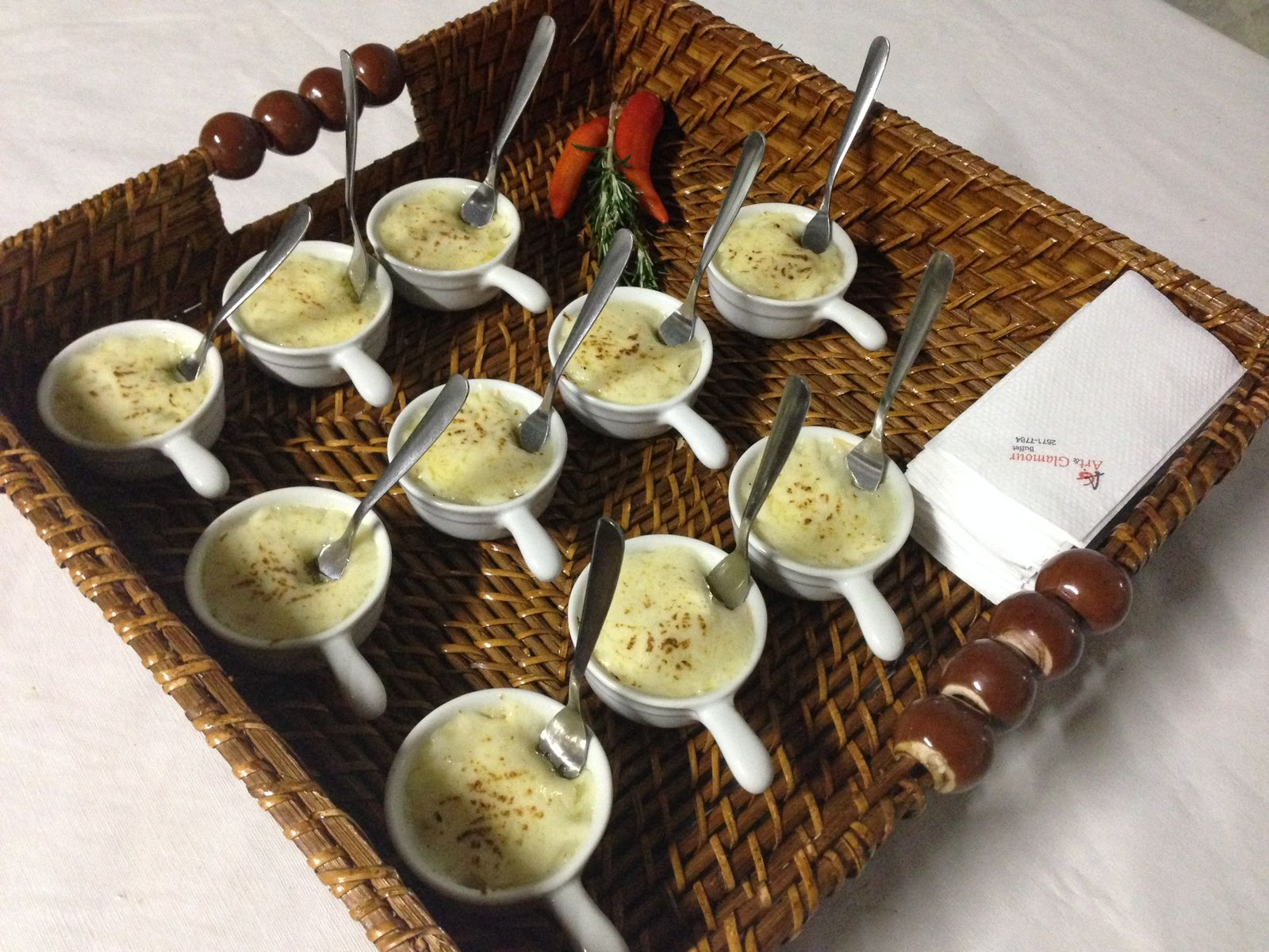 Mini sopas servidas em xícaras de porcelana com colheres