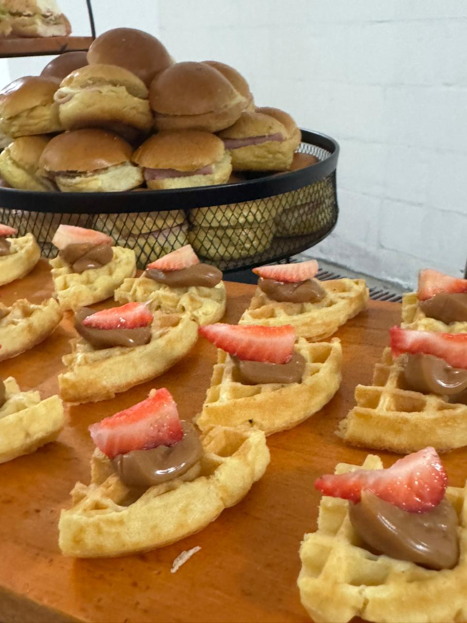 Waffles artesanais com Nutella e morangos frescos