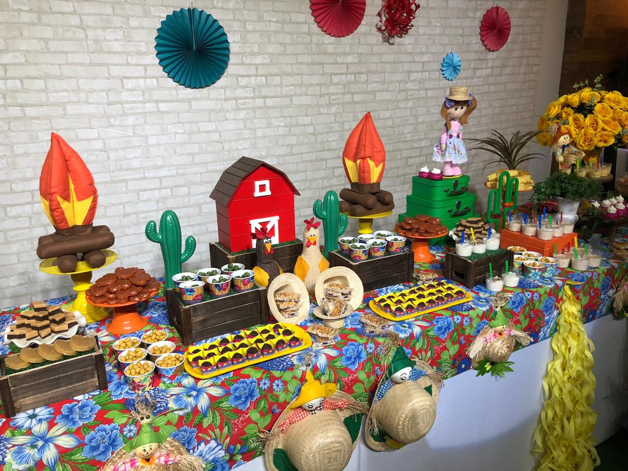 Vista panorâmica da festa junina com decoração completa de fazendinha